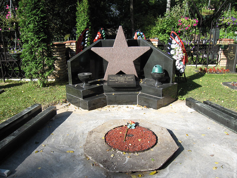 Памятник на могилу участнику вов фото